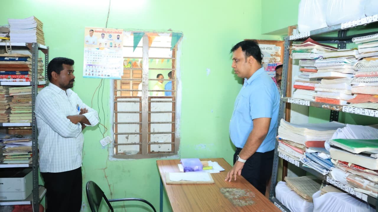 ప్రజల సమస్యలకు తక్షణ పరిష్కారం – మండల సభల ప్రధాన లక్ష్యం  తహసీల్దార్ కార్యాలయం ఆకస్మిక తనిఖీ  జిల్లా కలెక్టర్ సందీప్ కుమార్ ఝా